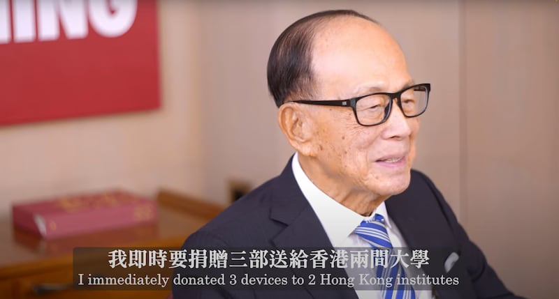 李嘉誠去年底向中大捐贈「Histotripsy 2.0」時形容,Histotripsy是「這種低成本、高效益的癌症治療新選擇」,不但可以大幅減輕患者家庭及公營醫療服務在老齡化社會對政府所造成的財政負擔。